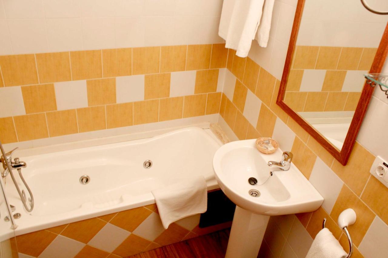 Hostatgeria Sant Jaume Hotel Corachar Ngoại thất bức ảnh